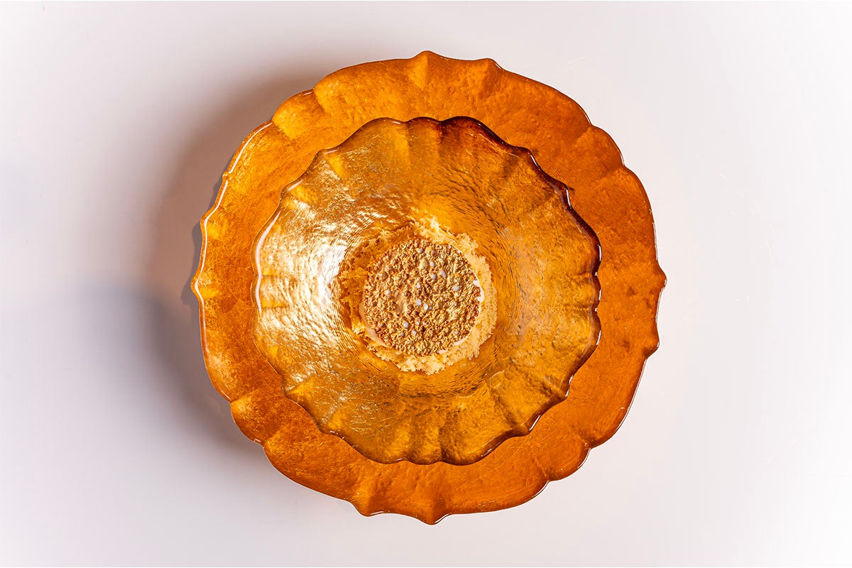 Ghevar au cacao, crémeux de chou-fleur, glace à l'orge torréfiée (Désert du Thar)