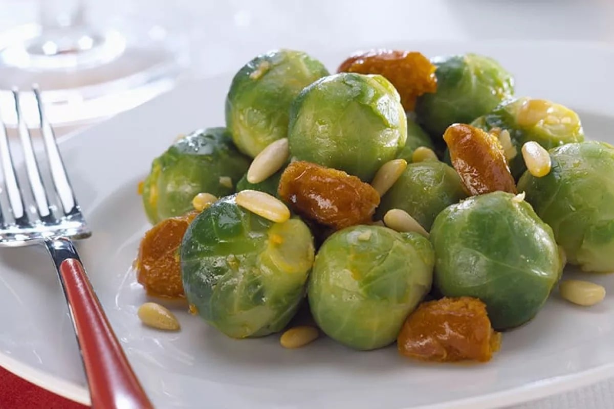 Choux de Bruxelles aux dattes et pignons de pin