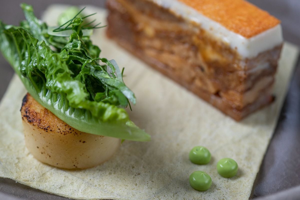 Cochonnet en papier huilé, plat du restaurant CTC à Athènes.