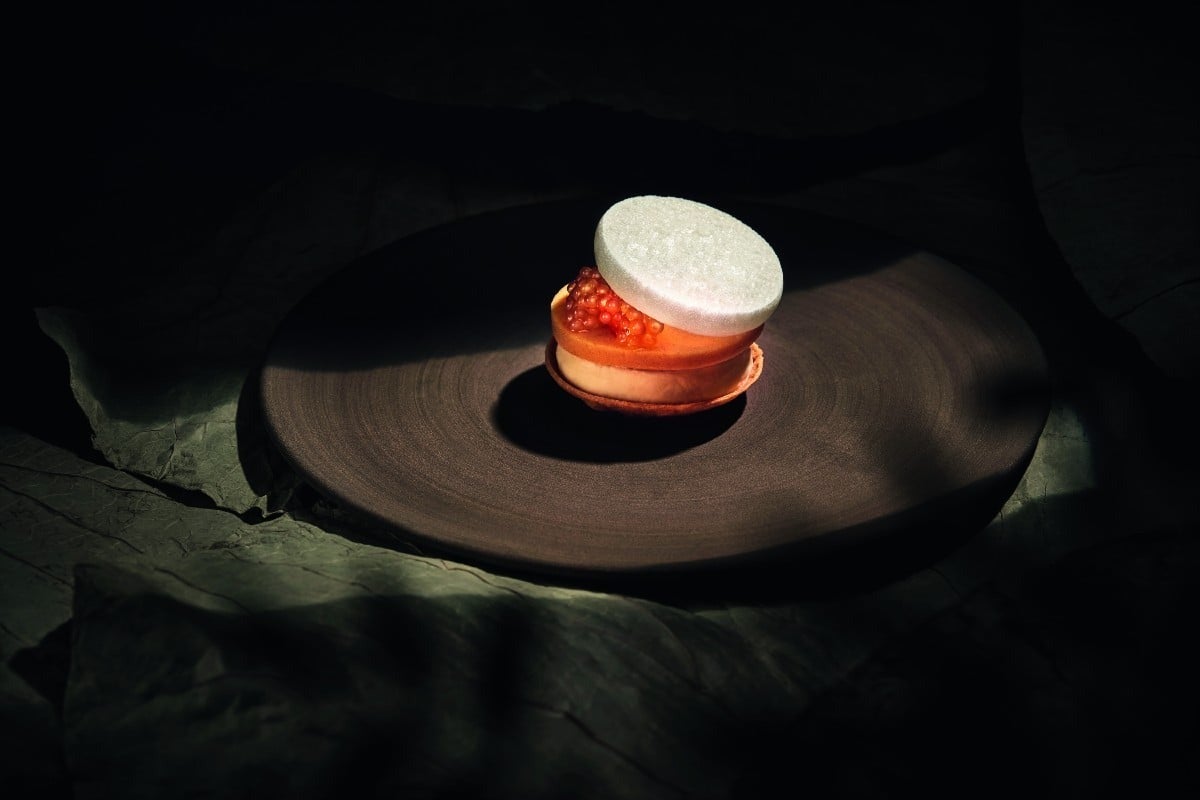 Tomate jaune, meringue de pois chiche et citron chez Coda à Berlin.