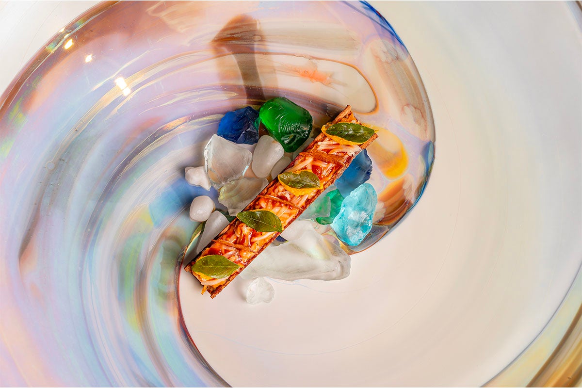 Crabe rôti au ghee, cannelle brûlée, croustillant de feuilles de curry (plaines côtières)