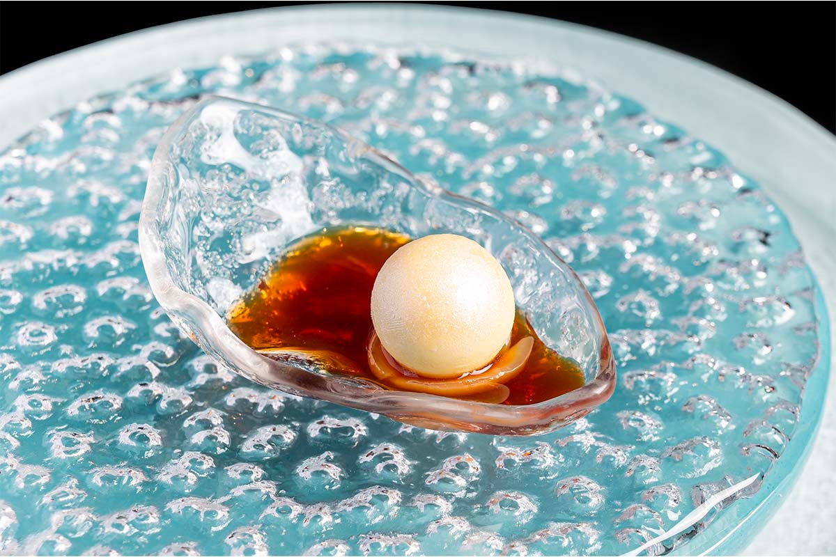 Huître perle, litchi, eau de mer (pré-dessert des plaines côtières)