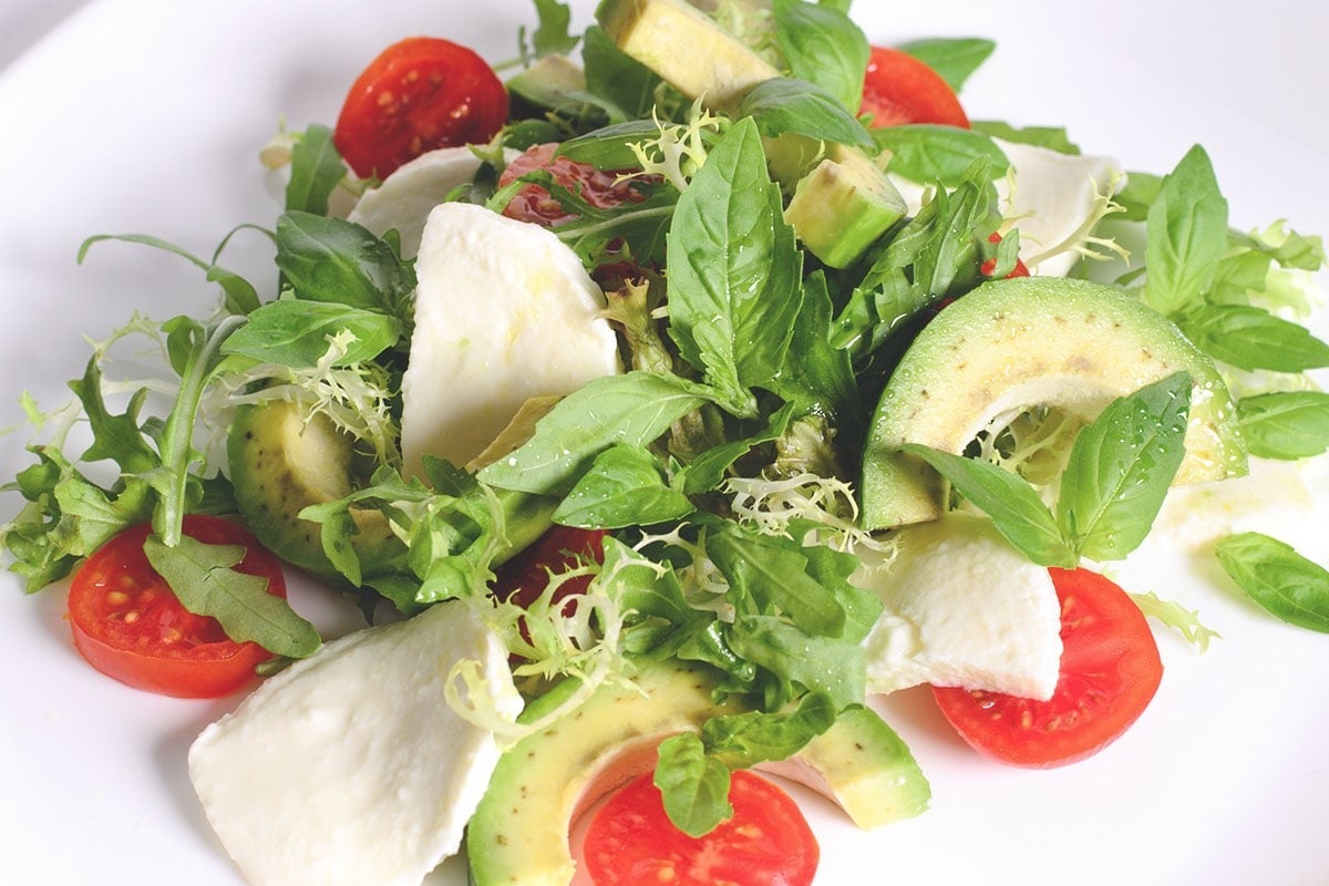 Salade mozzarella, avocat et basilic