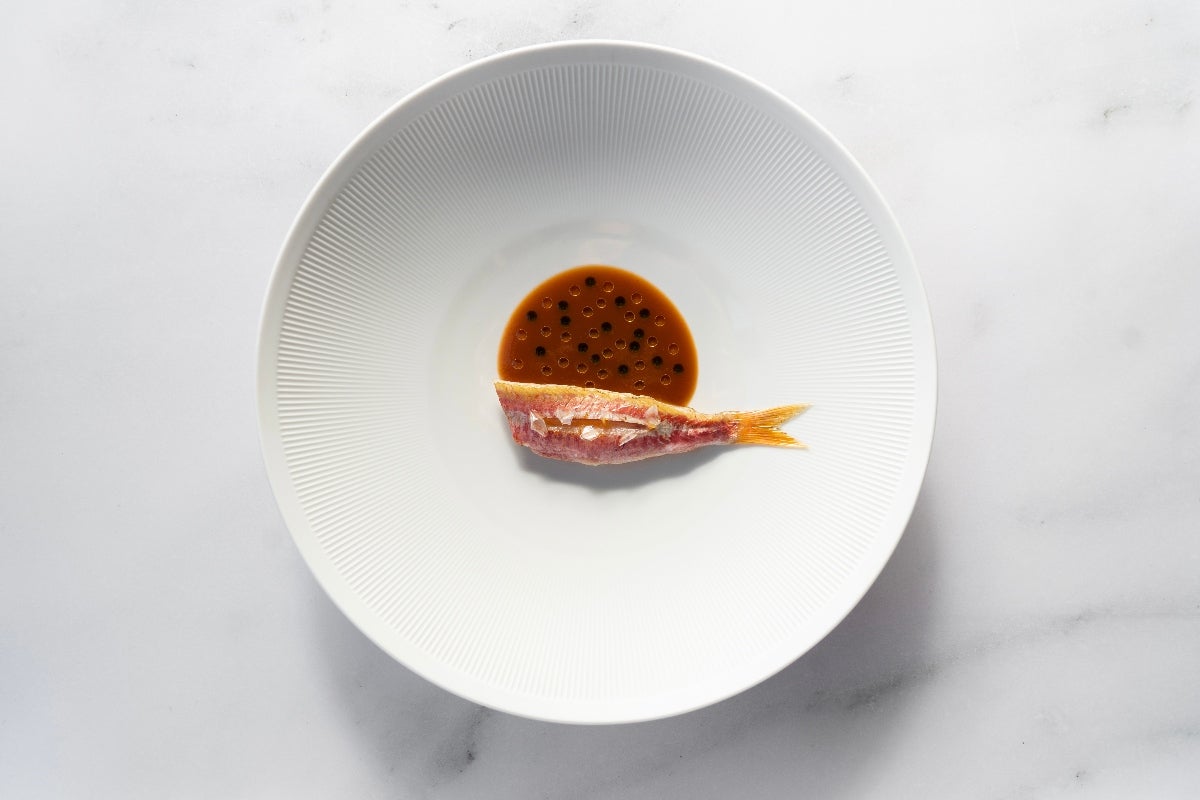 Rouget, sauce caciucco, poivron doux, basilic