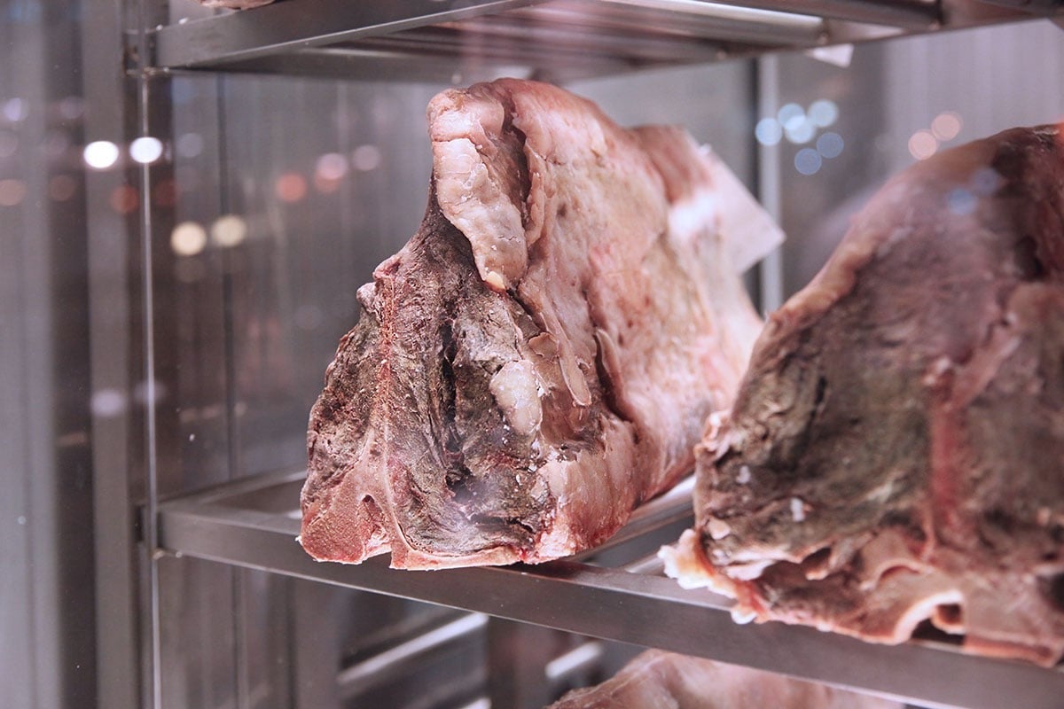 viandes maturées dans une chambre froide
