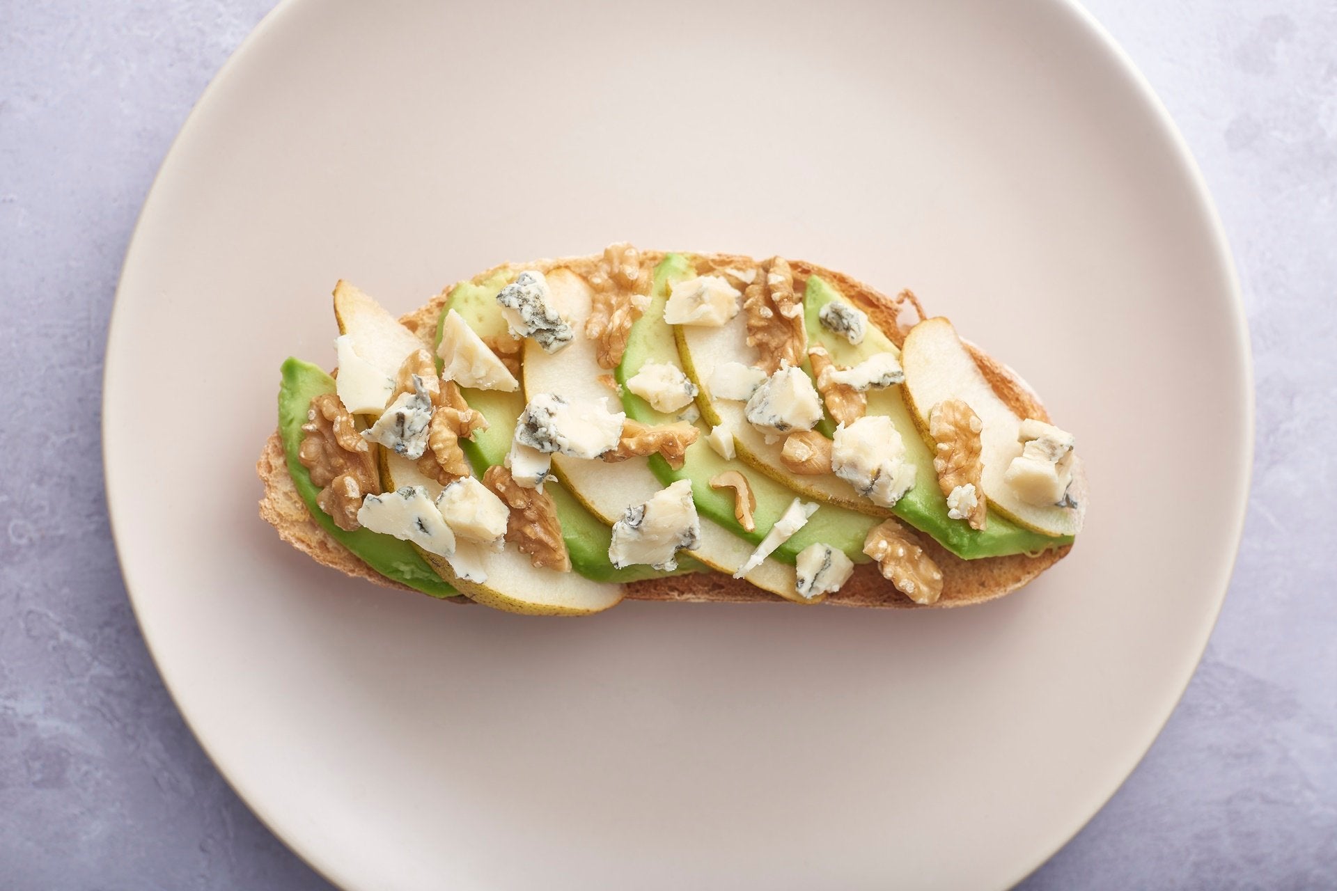 toast avocado et roquefort
