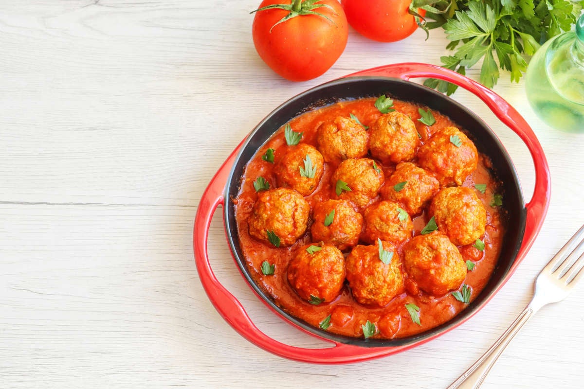 Boulettes de pois chiches en sauce tomate