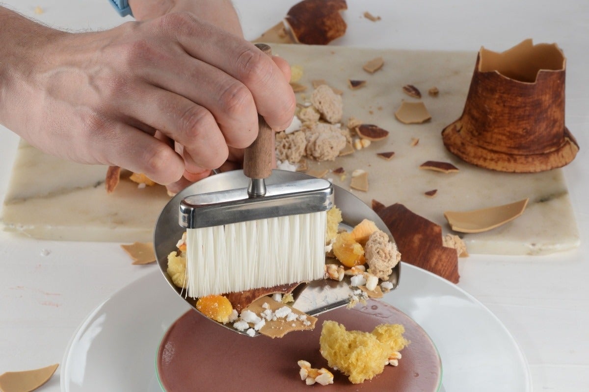 Il dolce : un pot en chocolat cassé à table, inspiré du œuvres d'Ai Weiwei
