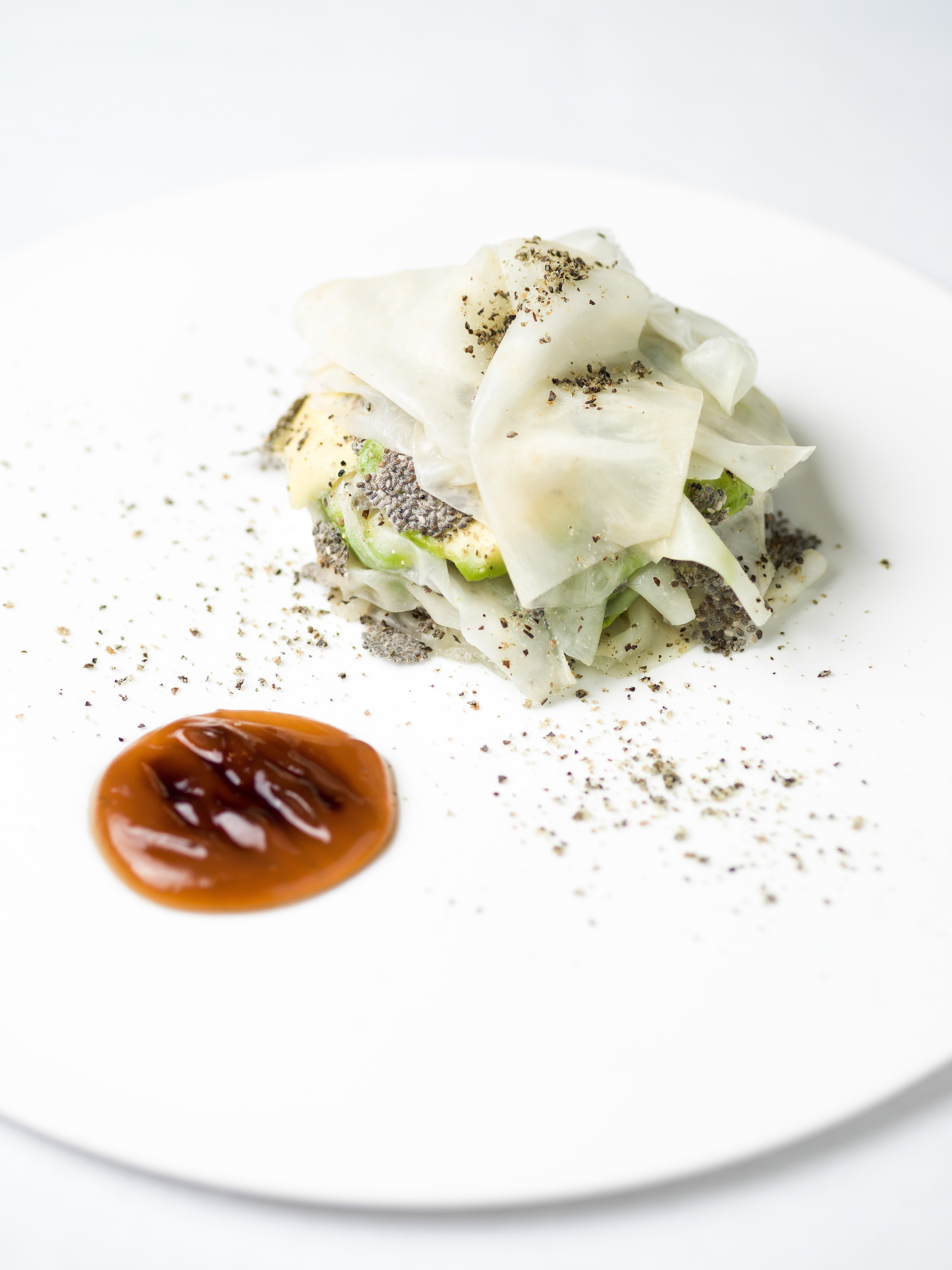 Avocat resté sur l'arbre 18mois en millefeuille de céleri, Extraction coco aux éclats de chia 2 ©Philippe Vaurès Avocat resté sur l'arbre 18mois en millefeuille de céleri, Extraction coco aux éclats de chia 2 ©Philippe Vaurès