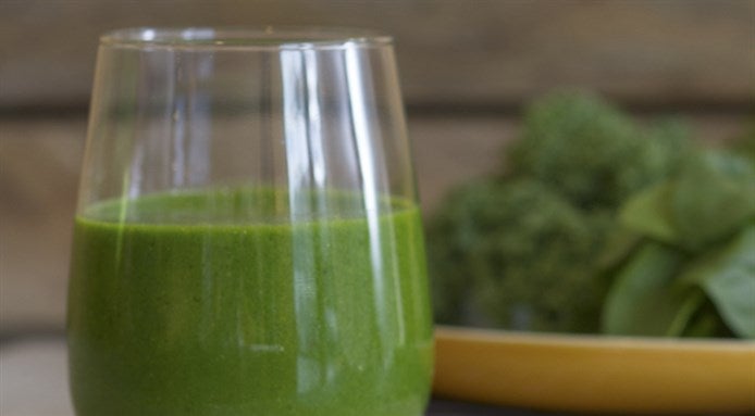 Smoothie aux myrtilles, spiruline et épinards