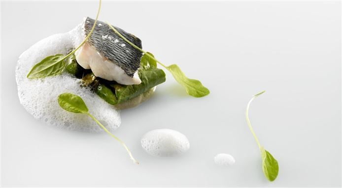 l_210_bar-puree-celeri-oseille-sauvage-sauce-fumee-fruits-mer