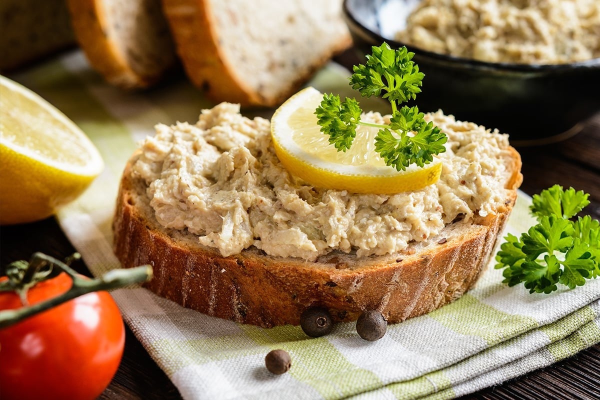 Pâté de maquereau sur du pain.