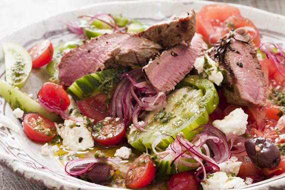salade avec tomates, feta et boeuf