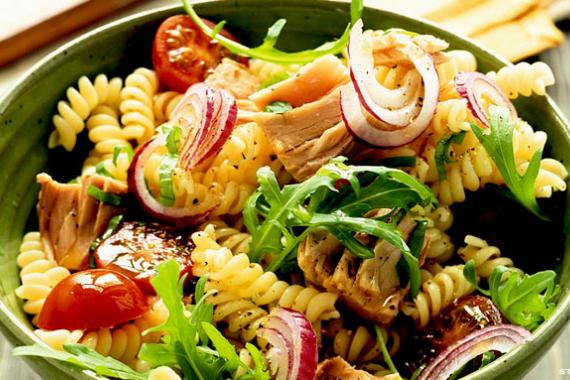 salade de pâtes au thon et aux tomates.