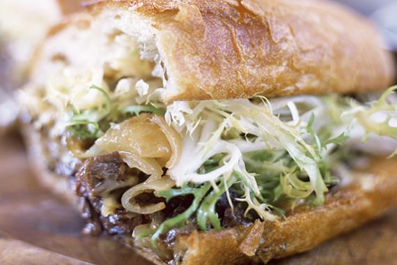 sandwich à la viande de boeuf et salade