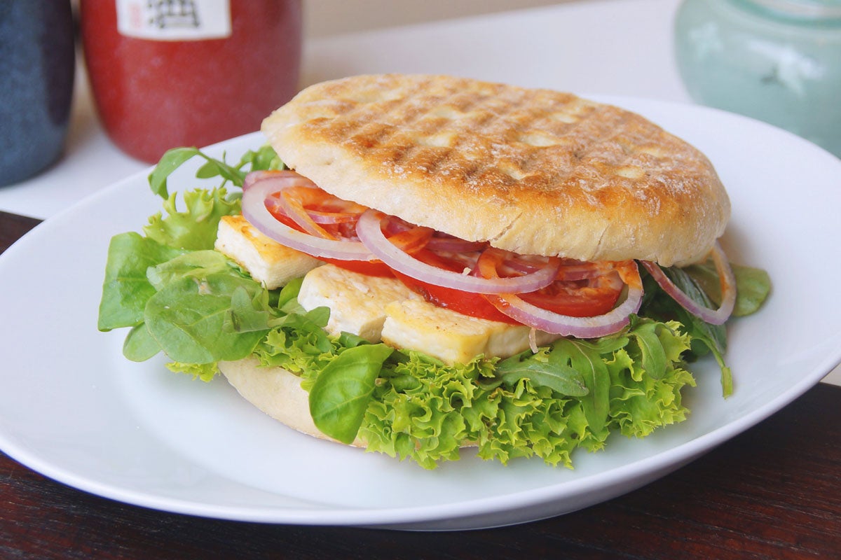 Sandwich au tofu et légumes