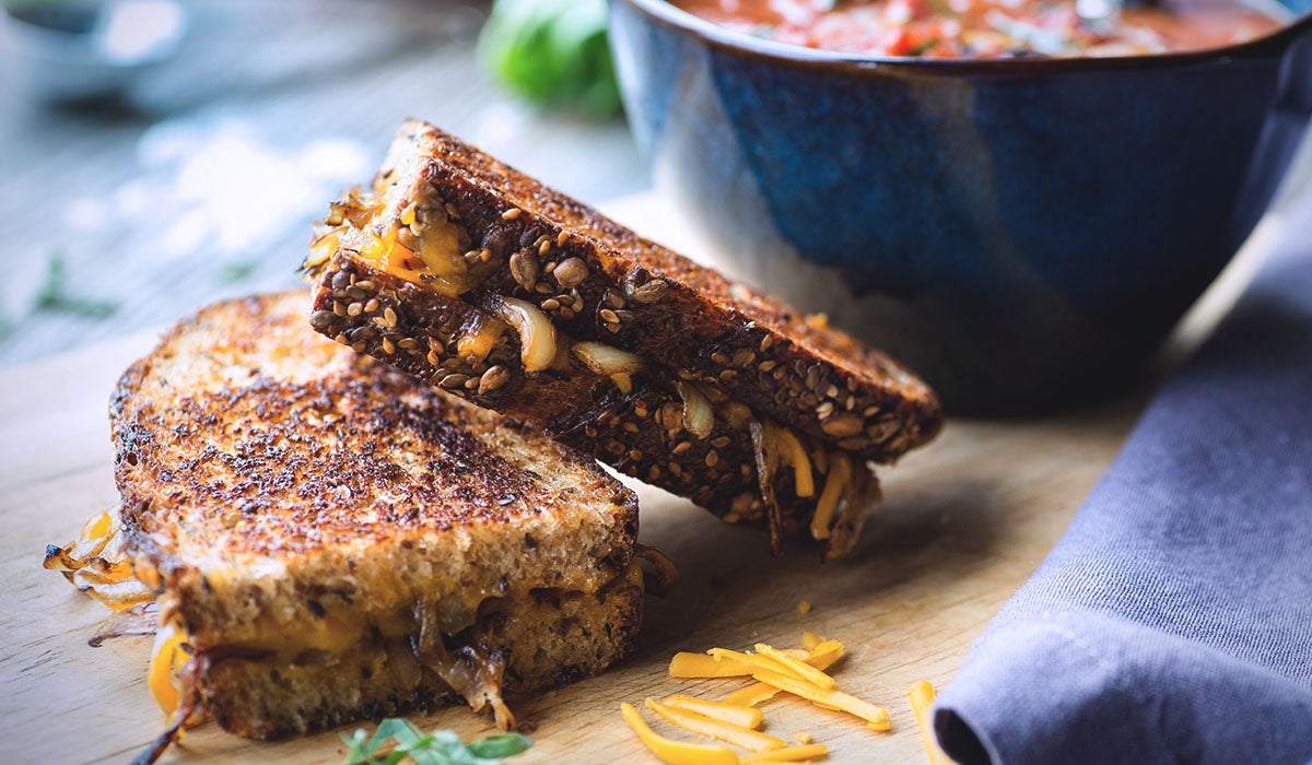 Sandwich aux oignons caramélisés