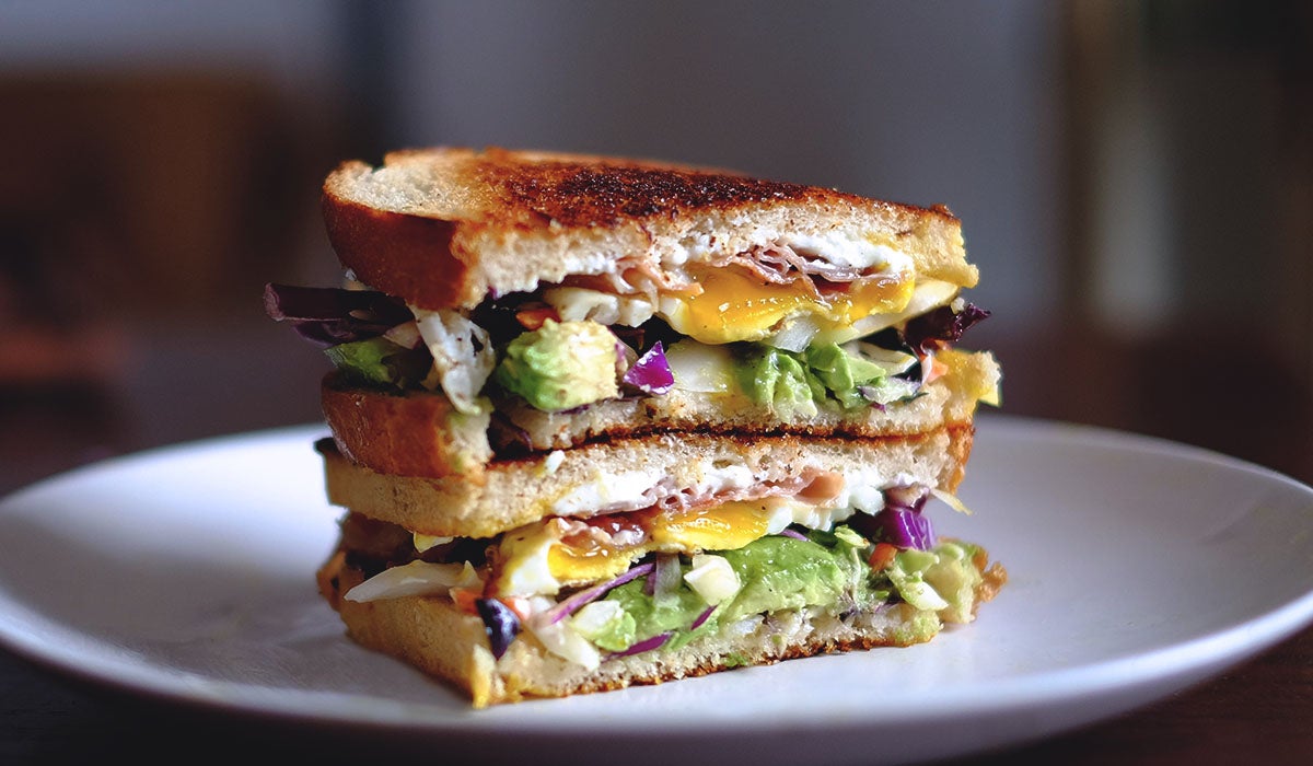 Sandwich avec avocat et œuf