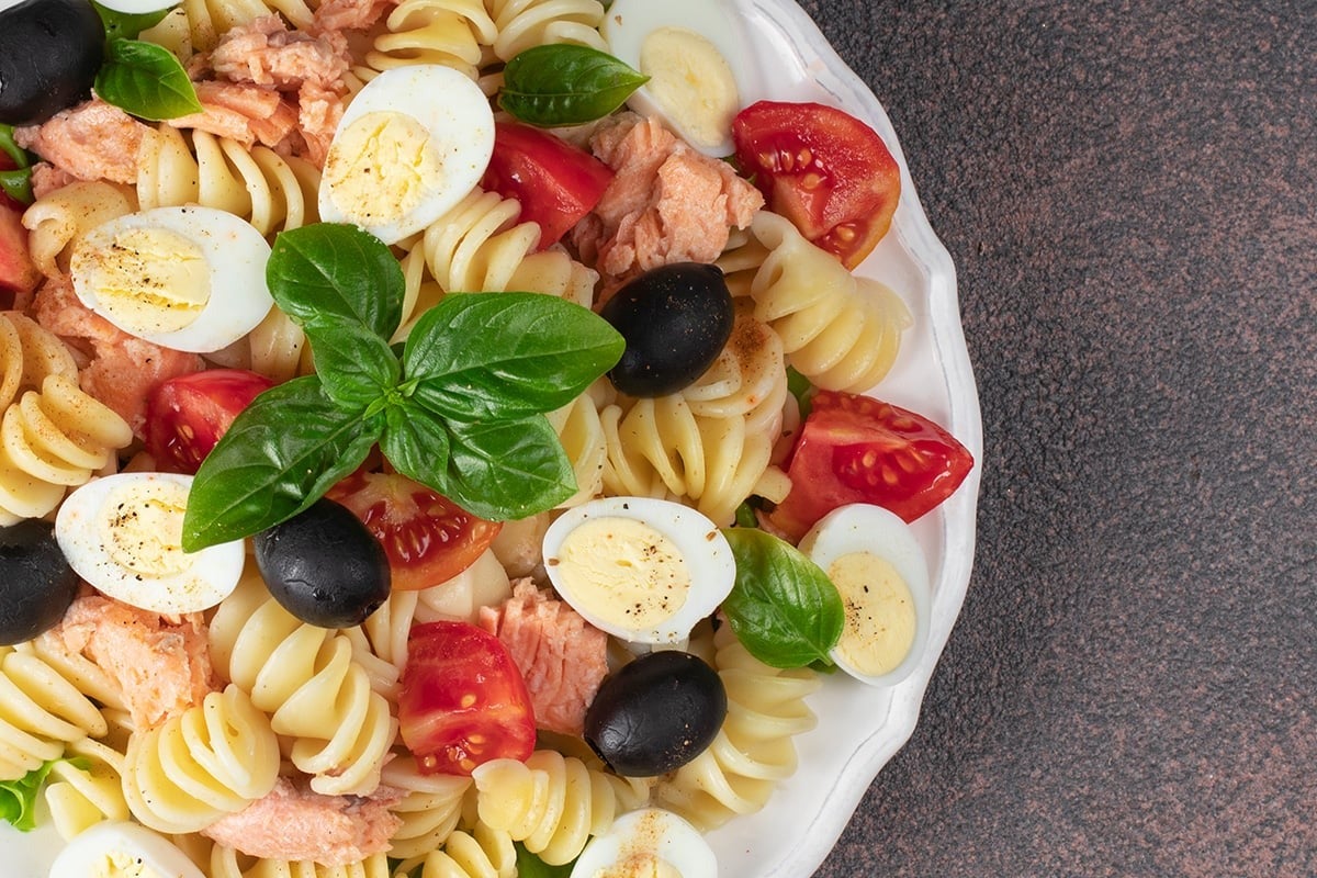 Saumon en conserve dans une assiette de pâtes.