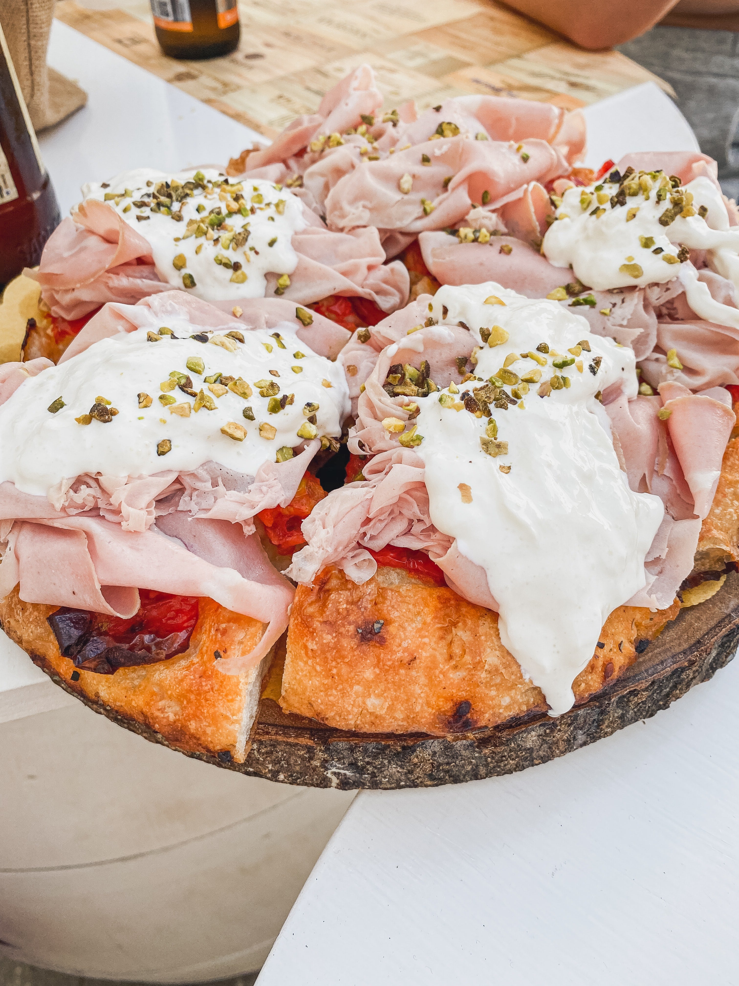pizza avec stracciatella et mortadella