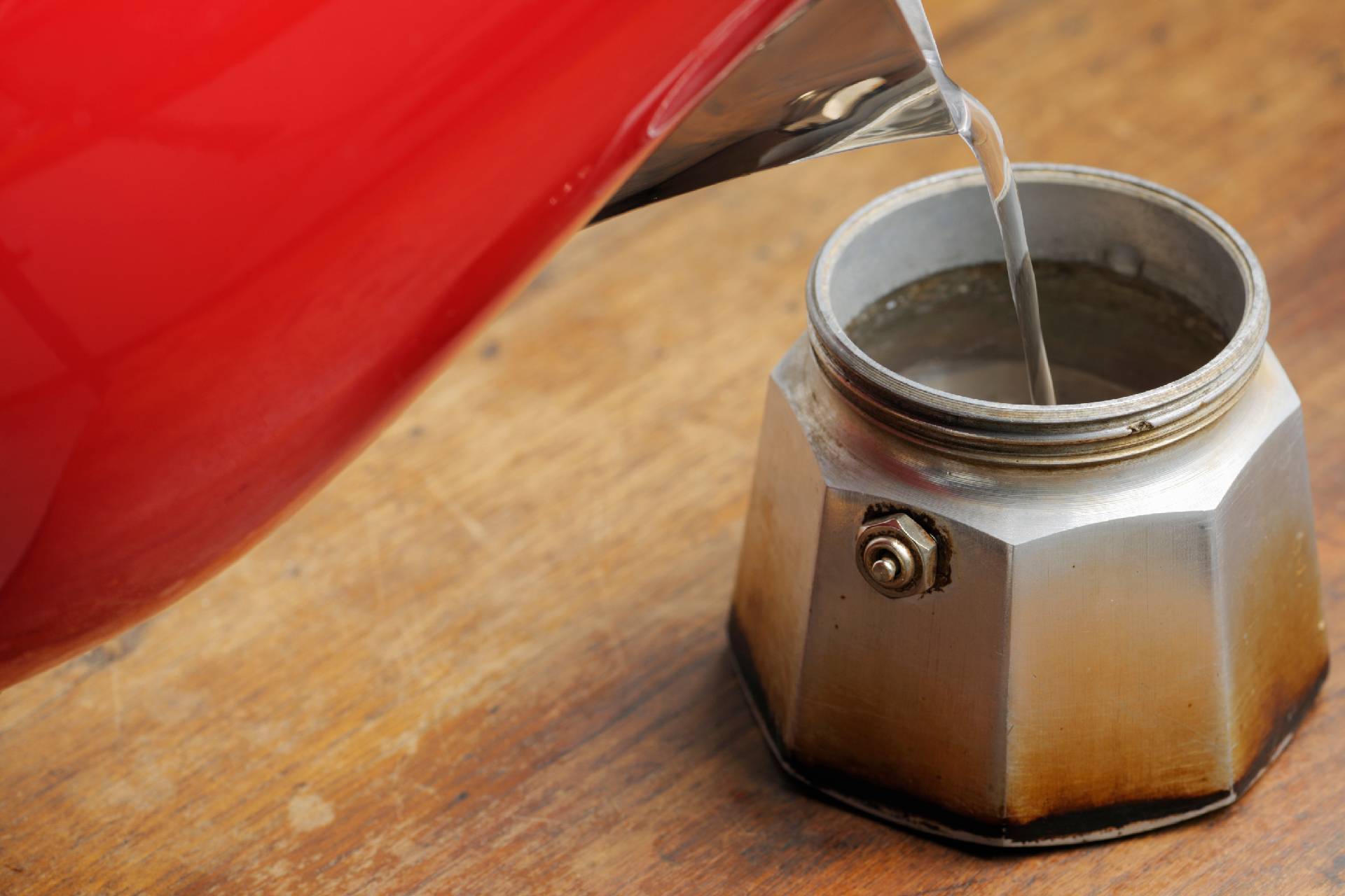 pot de moka rempli d'eau