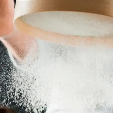 Tamiser la farine : faut-il toujours le faire avant de l’utiliser ?
