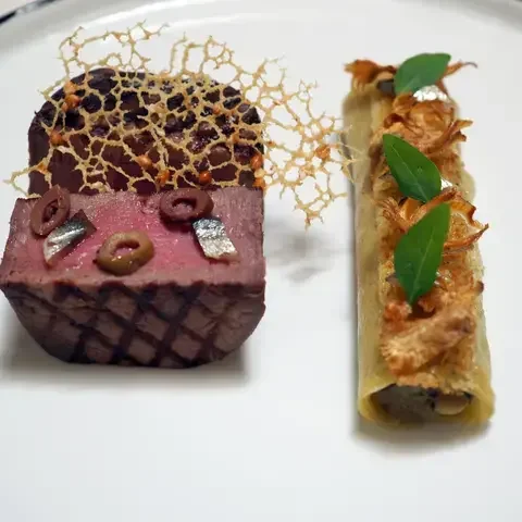 Filet de boeuf grillé, cannelloni d'artichaut aux anchois fumés