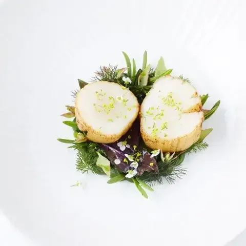 Saint Jacques rôtie, épinard japonais et petites pousses d'Anne-Sophie Pic