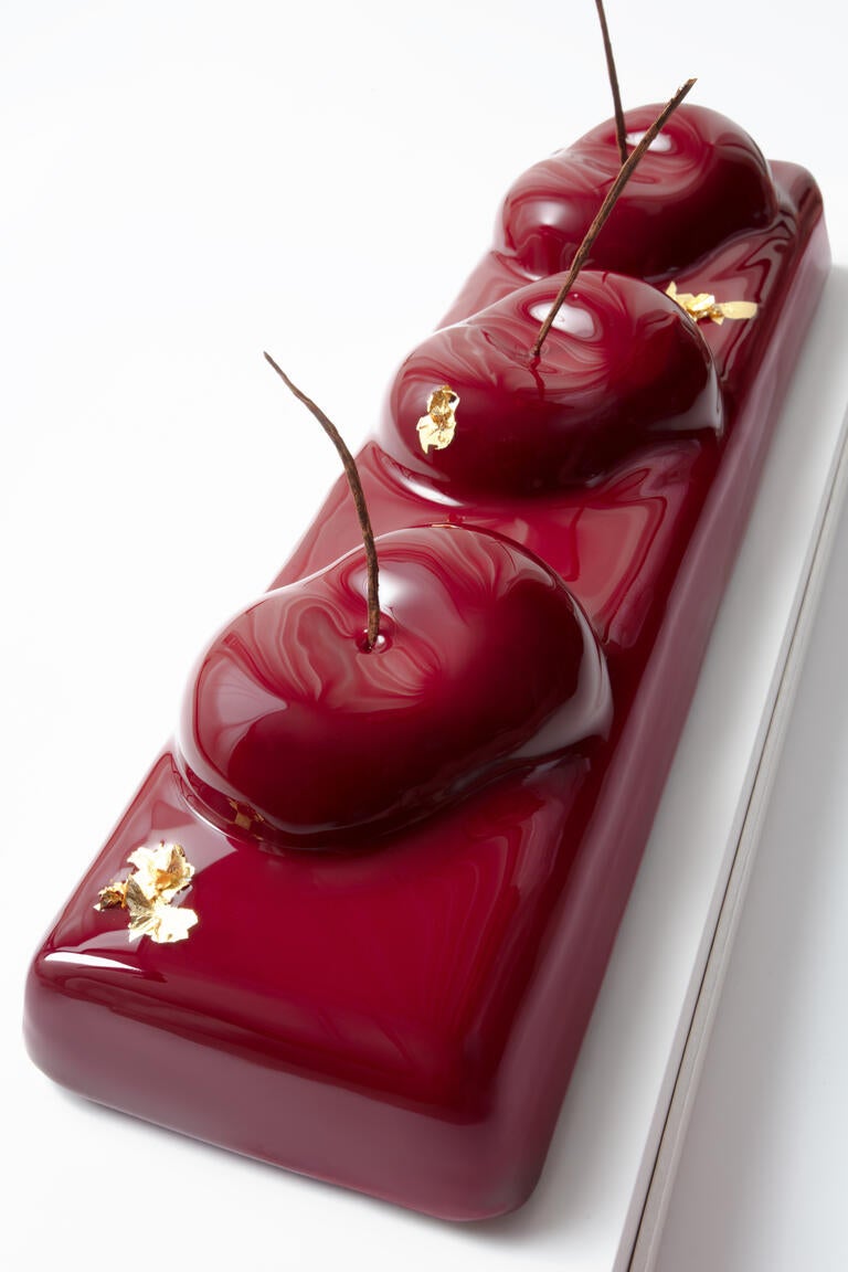 At Home, Yazid Ichemrahen bûche Rouge Pantone 194