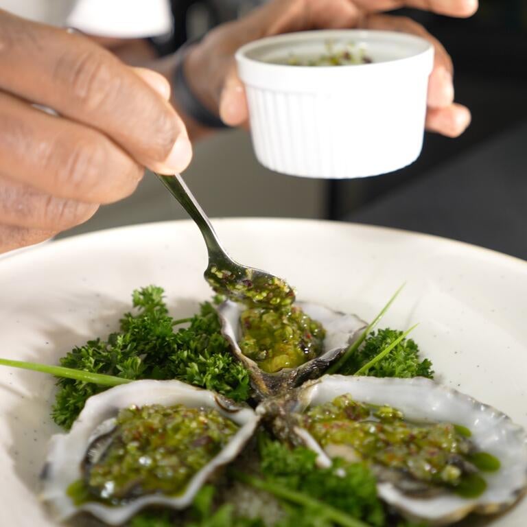 Huîtres à la sauce vierge façon chimichurri