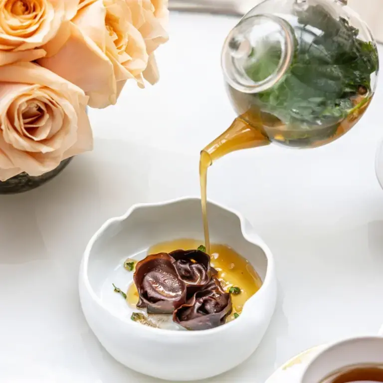 Ravioles de cacao et bouillon citronnelle gingembre four seasons George V