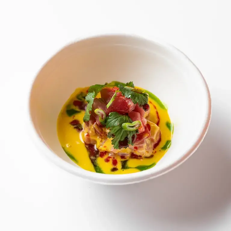 CEVICHE DE THON DE MÉDITERRANÉE, LECHE DEL TIGRE AU CHIPOTLE FUMÉ ET HUILE DE PIMENTÓN DE LA VERA