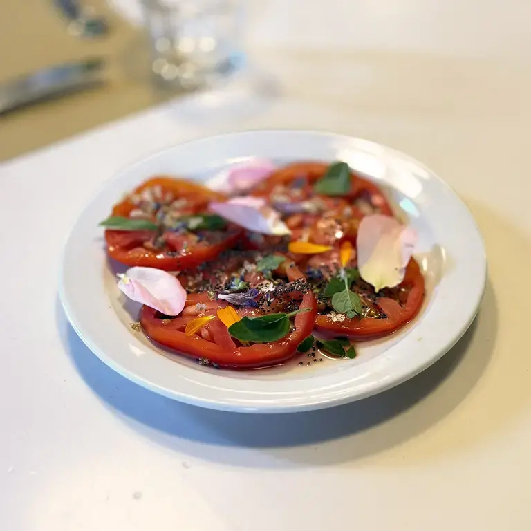 Carpaccio de tomates aux fleurs de montagne