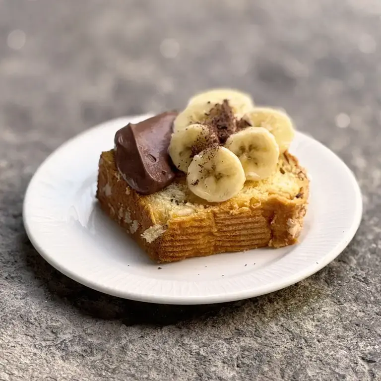 Colomba avec mousse au chocolat, bananes et copeaux de chocolat