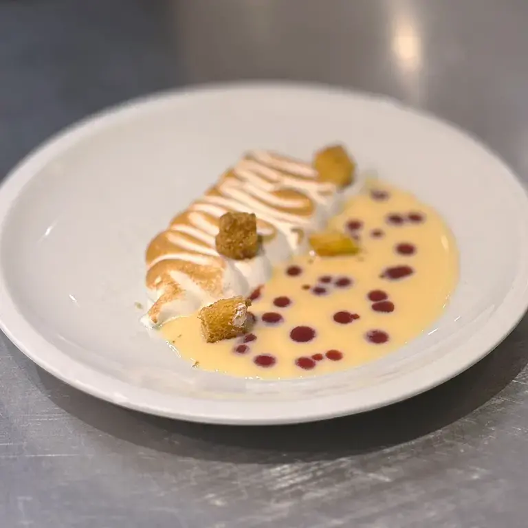 Meringue, pandoro et coulis de fruits rouges