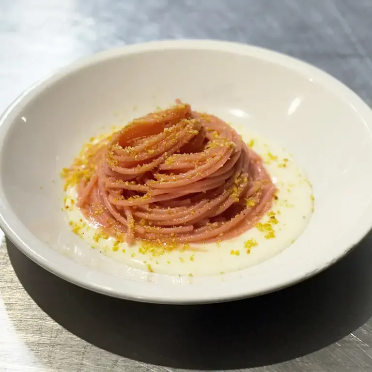Spaghetti à la crème de betterave et parfum de mer