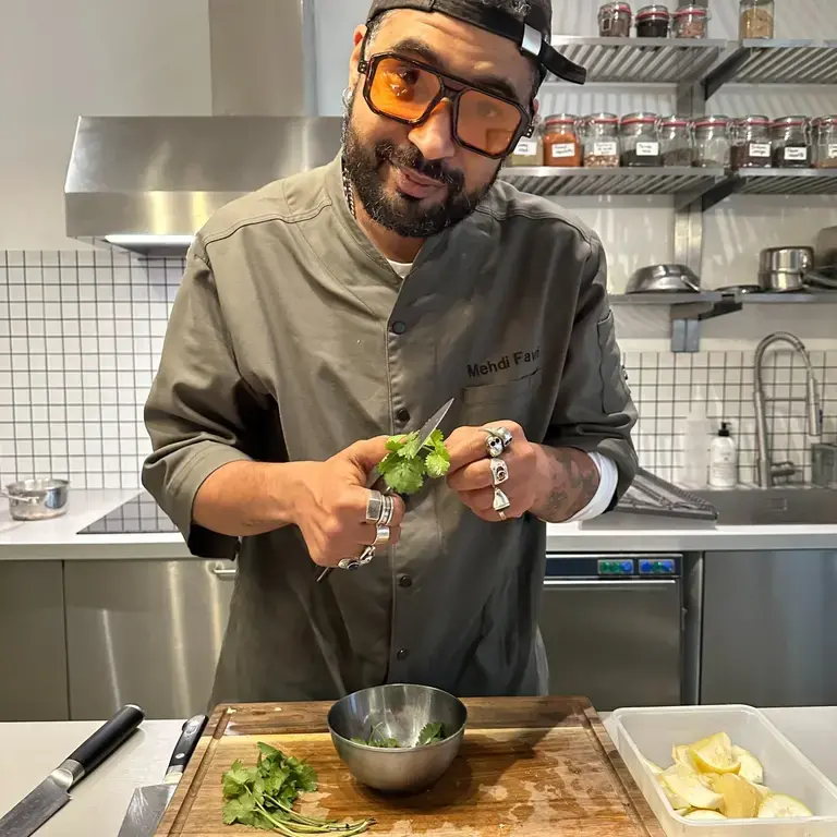 Le chef Mehdi Favri aux fourneaux ches Maslow Temple