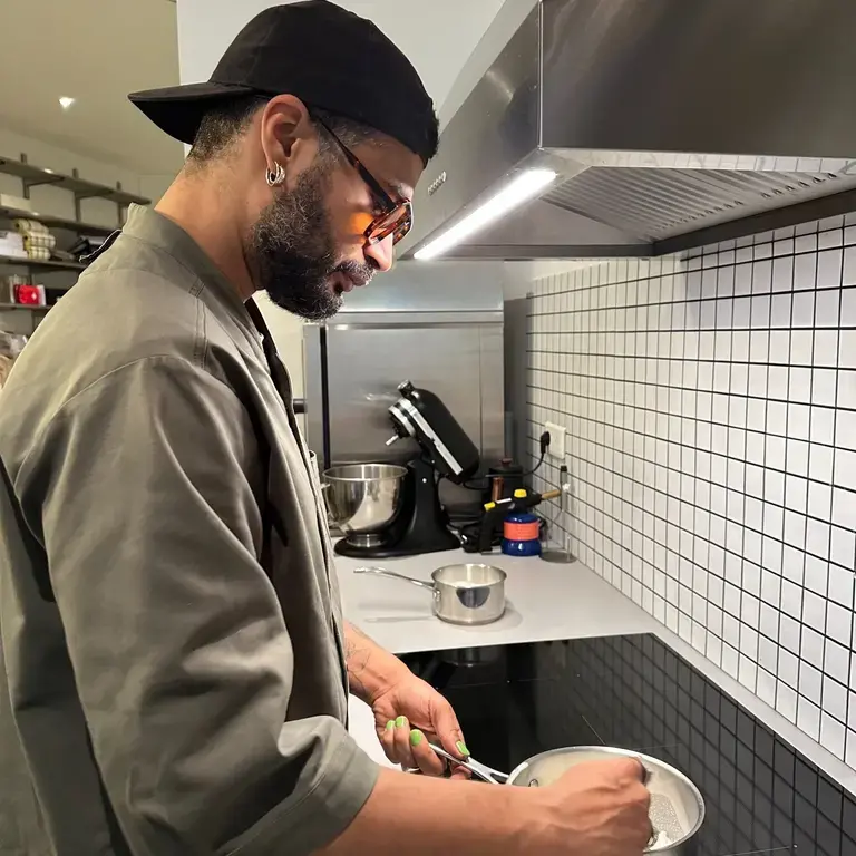 Le chef Mehdi Favri aux fourneaux ches Maslow Temple