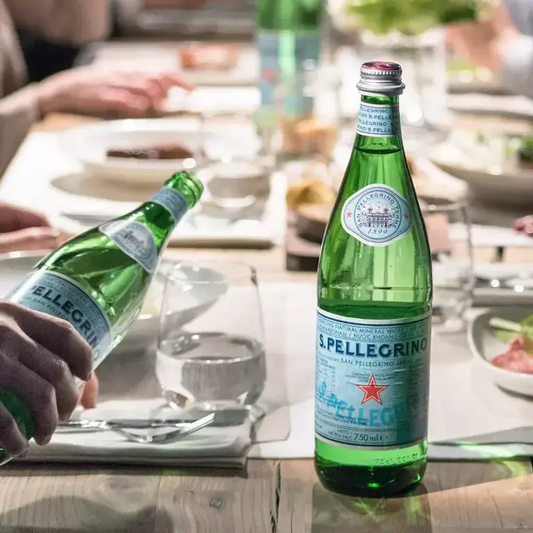 table avec des bouteilles d'eau S. Pellegrino
