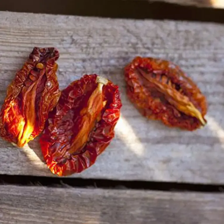 tomates séchées sur support en bois