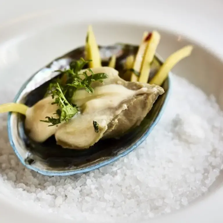 ormeau ouvert dans une coupelle avec du sel