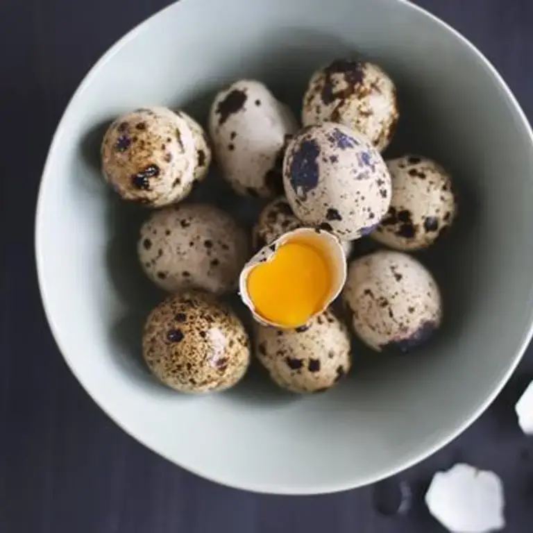 bol avec des œufs de caille dont un ouvert