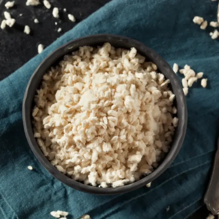 koji dans un bol sur une serviette bleue