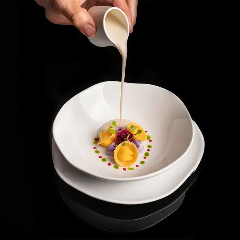 Tortellini, Gorgonzola dolce, pandhra rassa (Trèsind Studio, Dubaï)