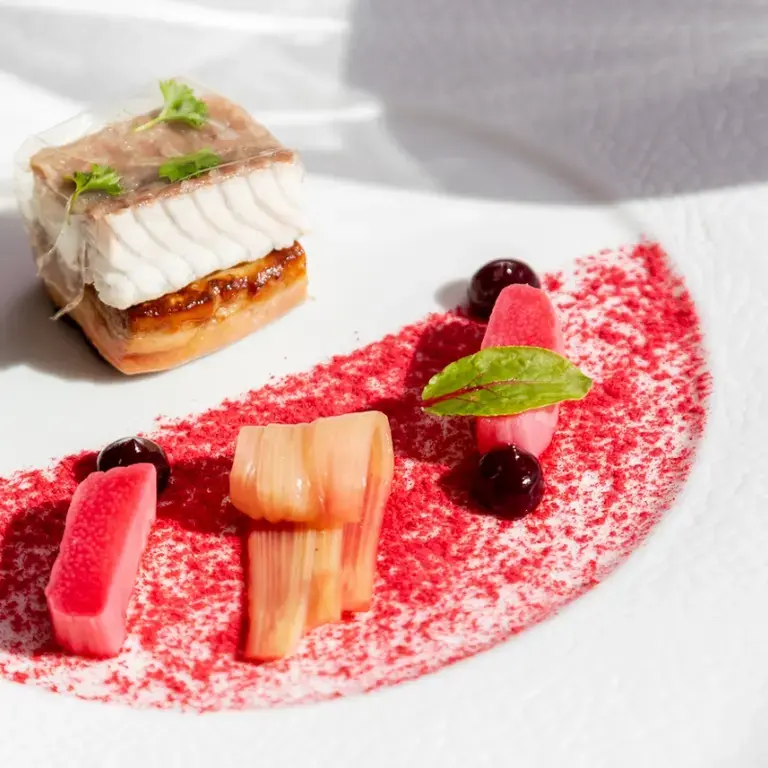Capitone grillé, foie gras, navets et rhubarbe