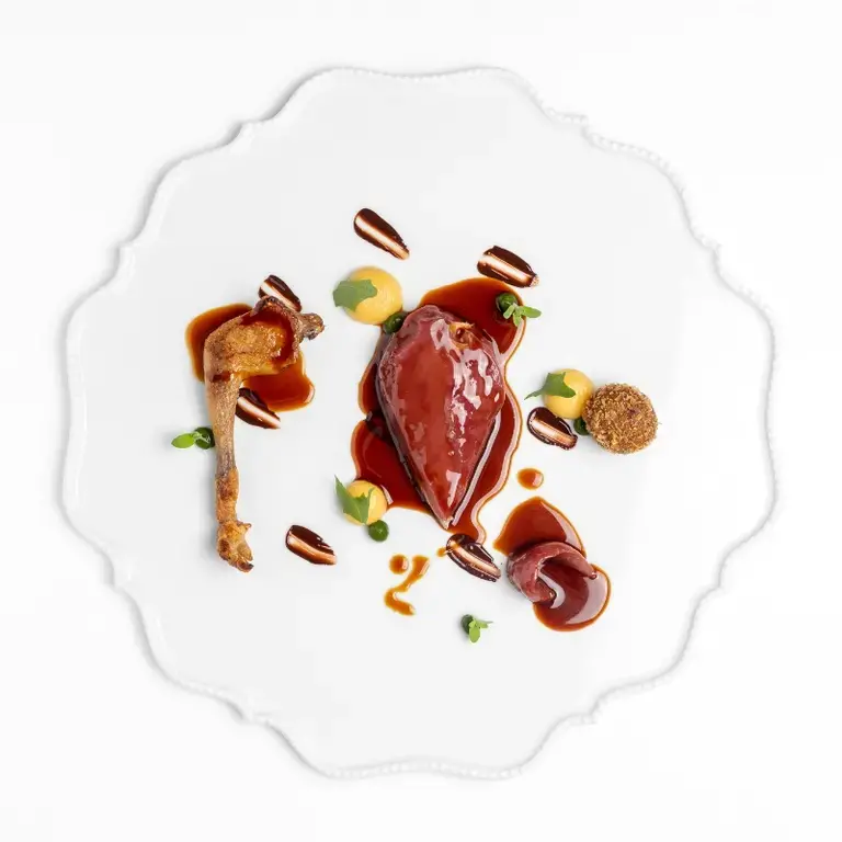 Pigeon grillé, sauce ananas, marjolaine et vermouth