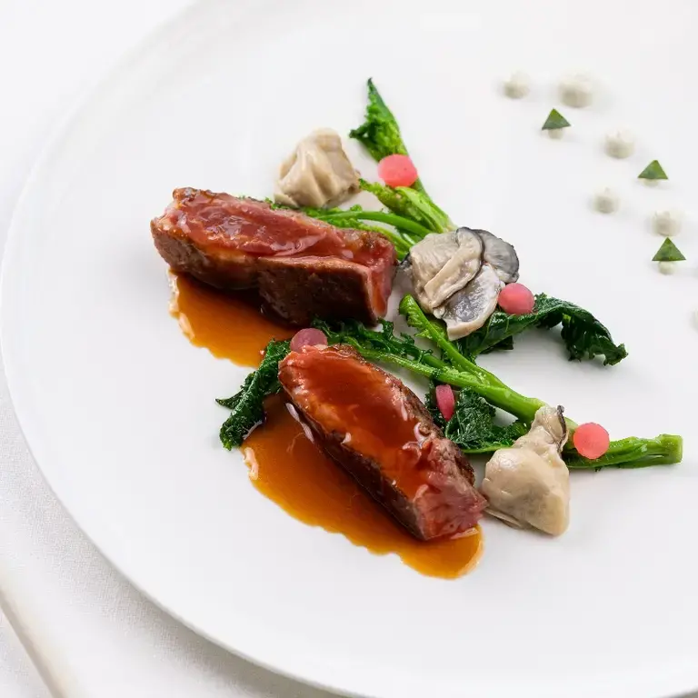 Pluma de porc, huîtres, chou frisé et radis fermentés