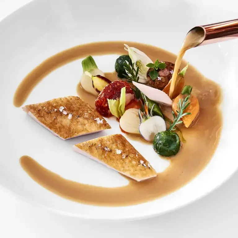 Plénitude : Vollaille-Homard Bouillon Inde Galante © Richard Haughton