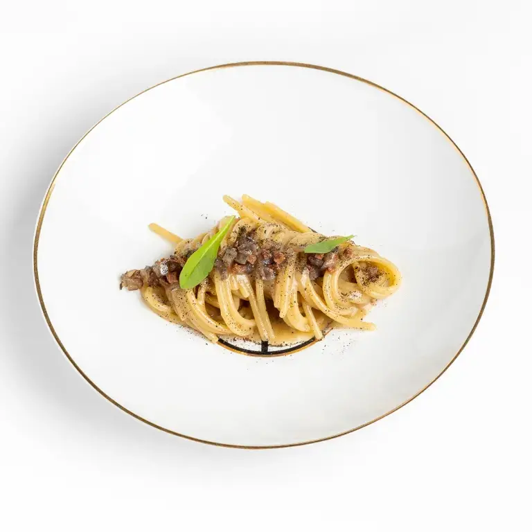 Spaghettis à la crème de beurre, anchois et thé fumé