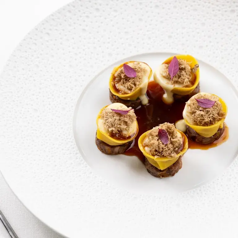 Tortello à l'oignon doux, queue de bœuf, pecorino et truffe
